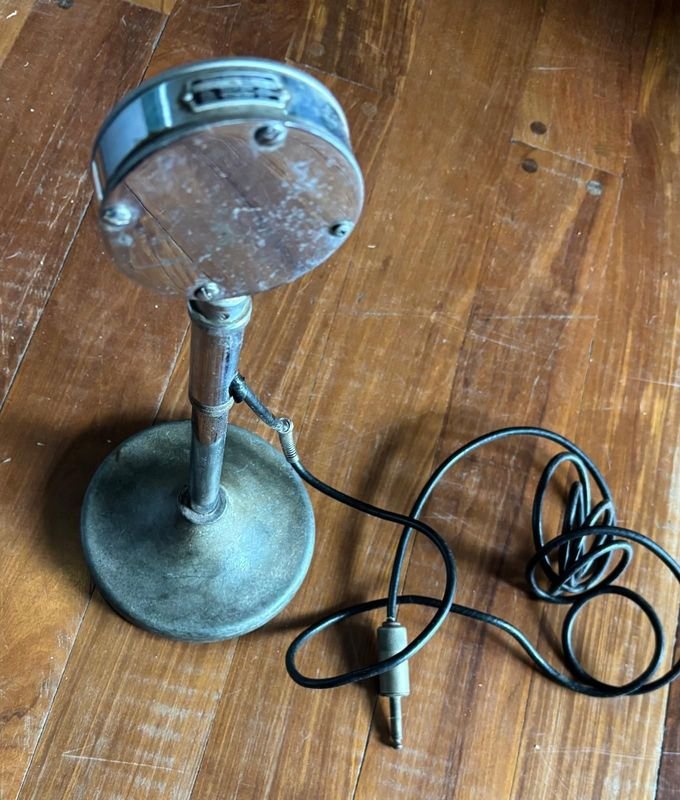Micrófono antiguo de mesa marca Astatic, modelo D-104