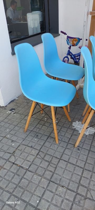 Sillas azules de madera en buen estado - imagen 4