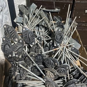 Lote siguiente: Lote de Anclajes Metálicos con Base de Goma