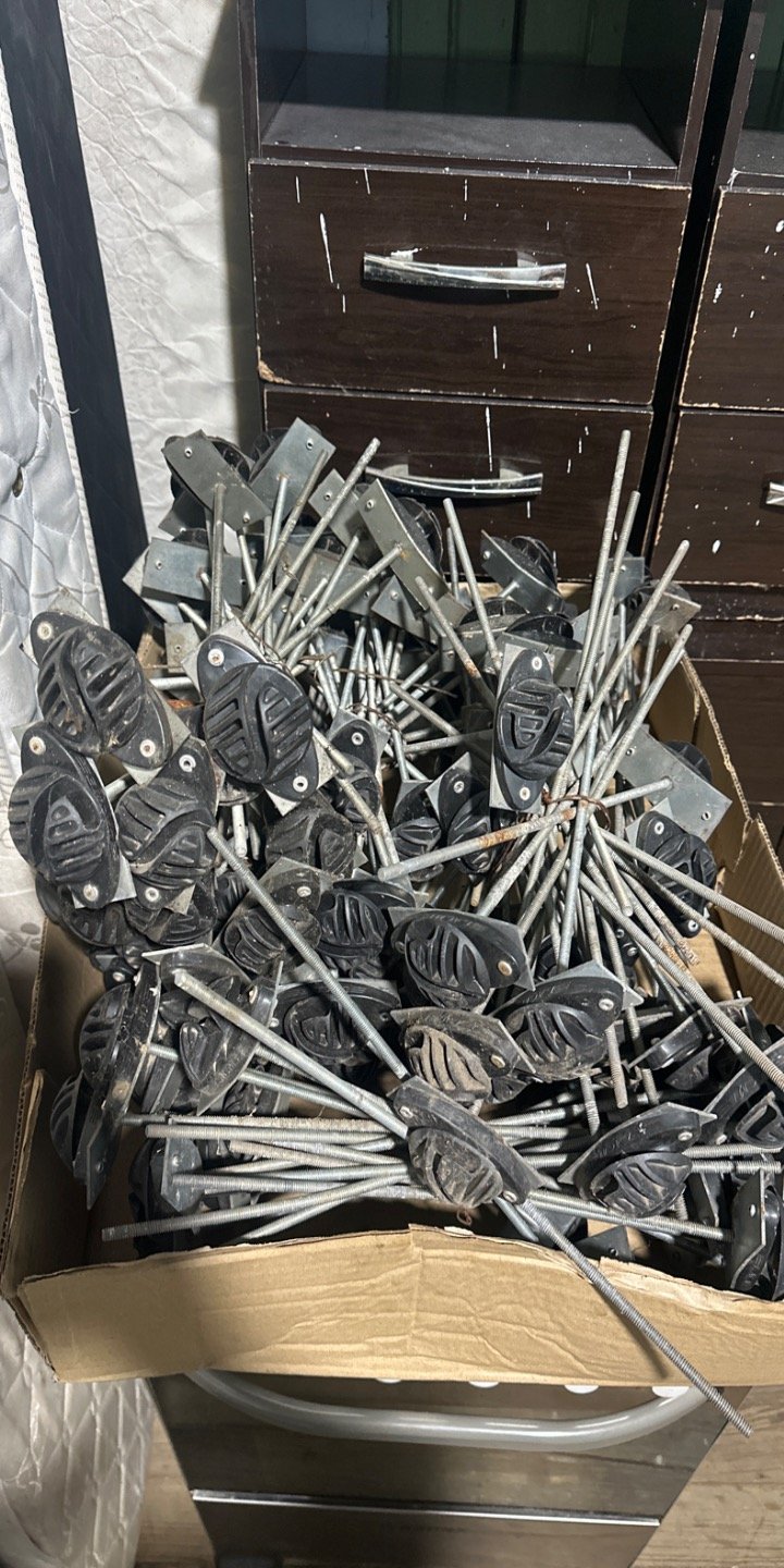 Lote de Anclajes Metálicos con Base de Goma