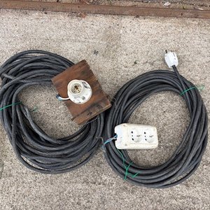 Lote siguiente: Dos alargues eléctricos de varios metros