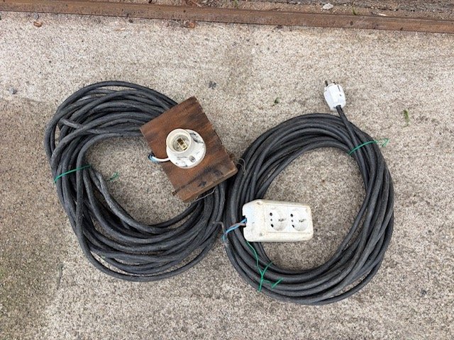 Dos alargues eléctricos de varios metros