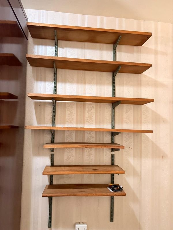 Estantes de Madera Rústicos con Soportes Metálicos