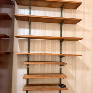 Lote siguiente: Estantes de Madera Rústicos con Soportes Metálicos
