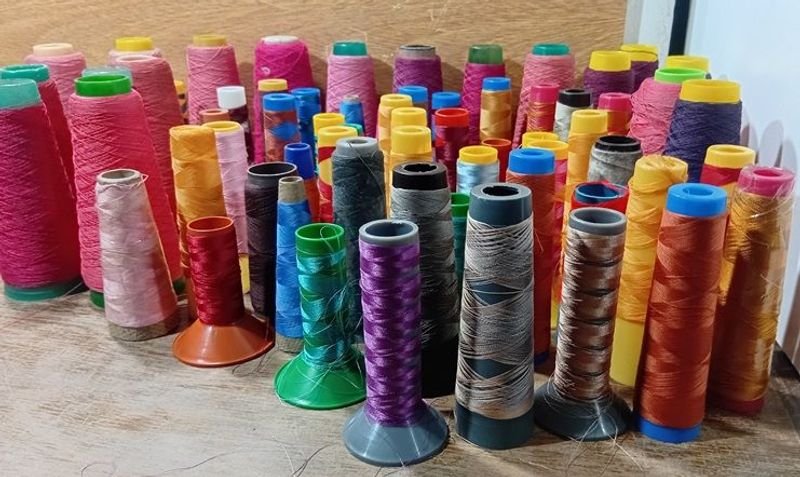 Gran lote de bobinas de hilos de coser - imagen 5
