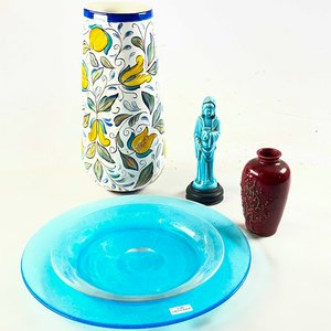 Lote anterior: Conjunto de Cerámica y Vidrio: Florero Decorado, Figura y Dos Jarrones