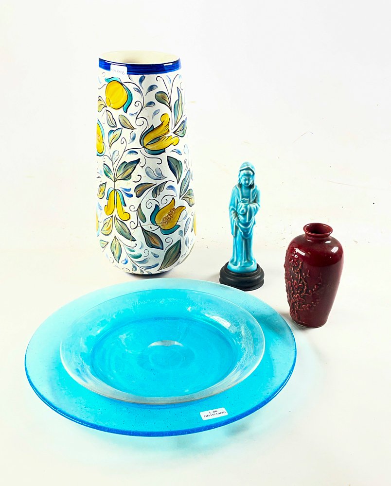 Conjunto de Cerámica y Vidrio: Florero Decorado, Figura y Dos Jarrones