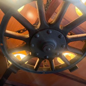 Lámpara Rústica con Rueda de Carro - Madera y Hierro - imagen 5