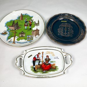 Tres piezas de porcelana: dos platos decorativos y fuente con monograma - imagen 1