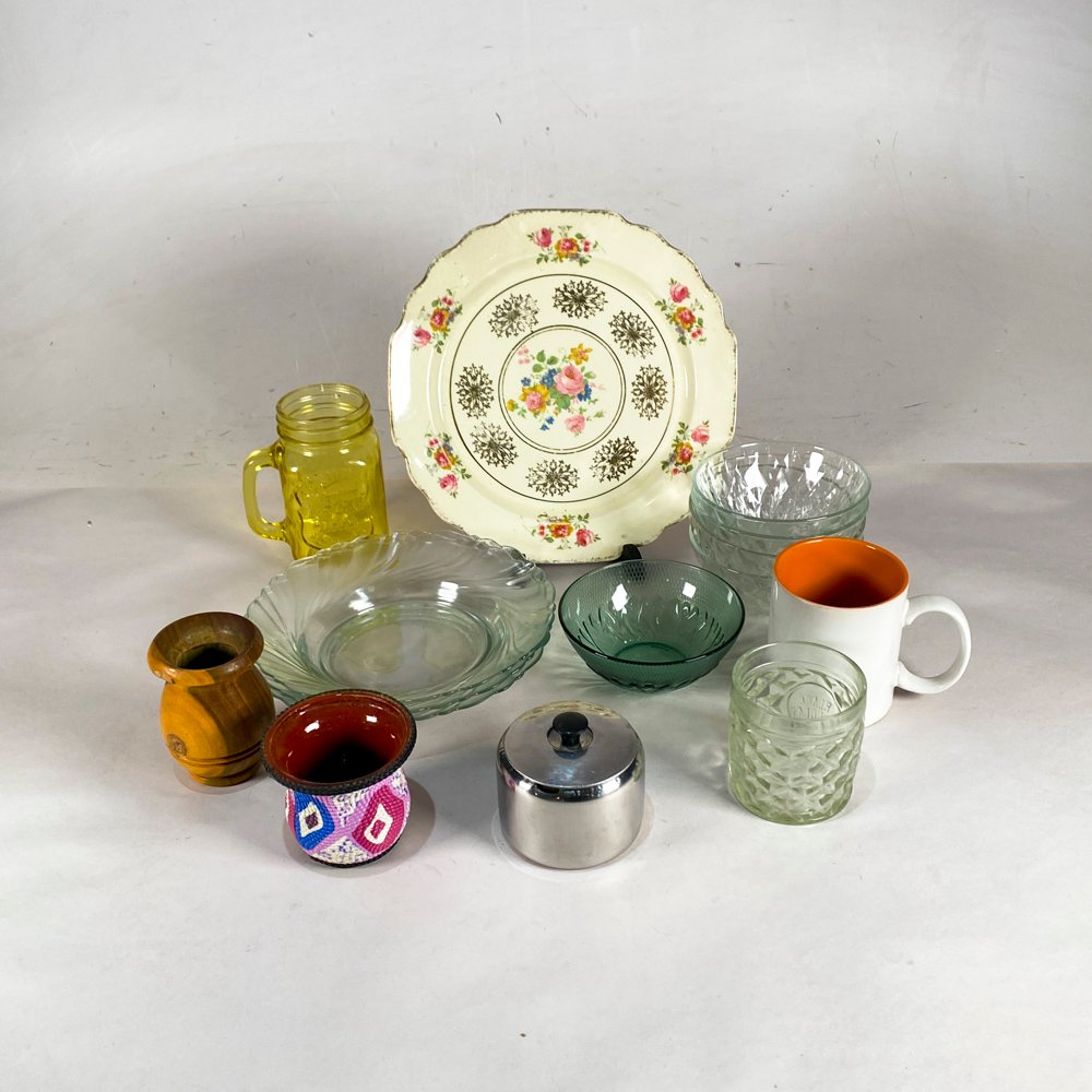 Lote de Vasos, Azucareros, Mates y Plato Decorativo