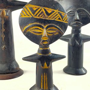 Lote de Tres Figuras Africanas de Madera Tallada - imagen 3