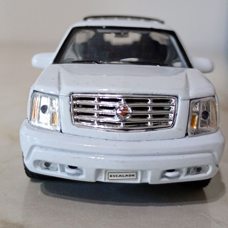 Camioneta a escala CADILLAC ESCALADE en blanco con apertura de puertas - imagen 6
