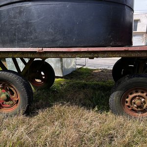 Carro de Arrastre de Metal con Tanque Grande - imagen 2