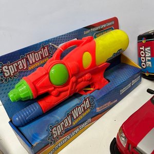 Lote de Juguetes: Camioneta Ford a Batería, Pistola de Agua, Espada, Yoyó y Juego de Cartas - imagen 4