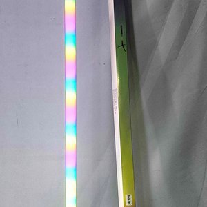 Lote siguiente: Barra de Luces LED RGB con Trípode, 112cm, Nueva en Caja