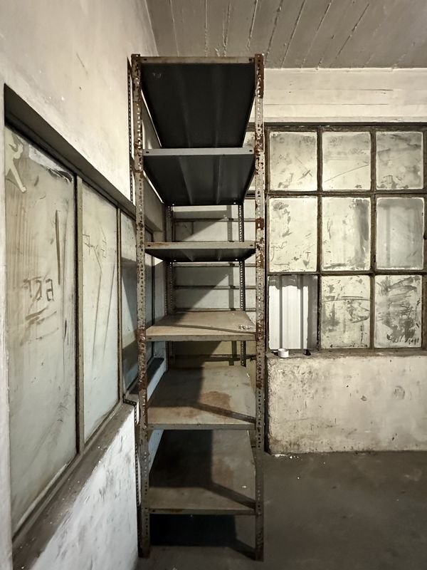 Estantería de metal con características industriales - imagen 2