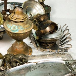 Lote Variado de Metal: Lámpara a Kerosene, Coladores, Bandejas y Adornos - imagen 4