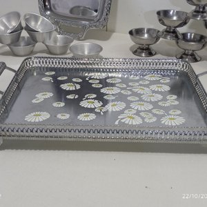 Lote de 30 Piezas Metálicas: Bandejas, Cafetera, Azucarera, Compoteras y Cucharitas Decoradas - imagen 5