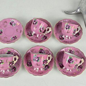 Lote siguiente: Juego de 5 Tazas y Platos de Porcelana Rosa con Flores Doradas