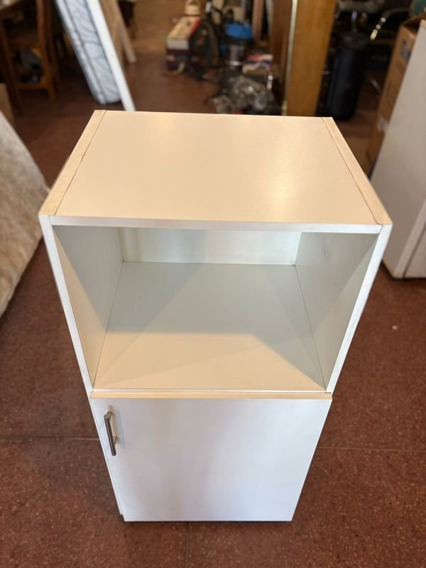 Mueble multiuso con ruedas y estantes - imagen 4