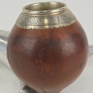 Mate Criollo Artesanal con Virola de Metal Blanco Cincelado - imagen 4