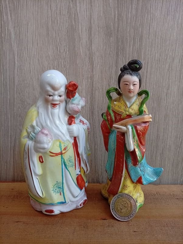 Dos Figuras de Porcelana Policromada: Deidades Chinas
