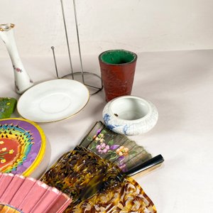 Lote de Adornos: Peineta Oriental, Figuras, Florero, Platos y Abanicos - imagen 4