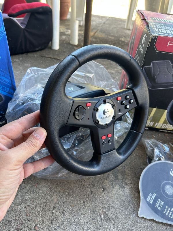 Volante Logitech para PC en caja y PEDALES - imagen 3