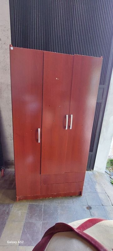 Lote siguiente: Ropero de tres puertas en buen estado