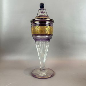 Lote siguiente: Caramelera Antigua de Cristal Violeta con Detalles Dorados