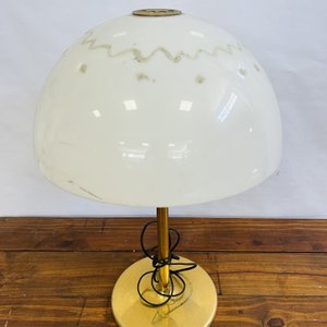 Lámpara de Mesa Dorada con Pantalla Blanca y Detalles - imagen 3