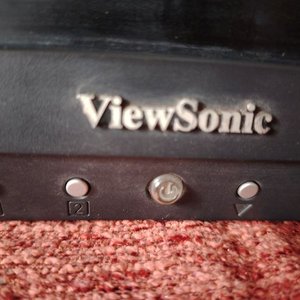 Dos Monitores ViewSonic y AOC para Computadora - imagen 4