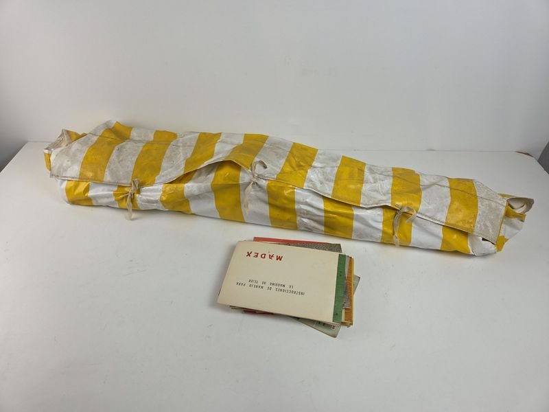 Máquina de tejer con forro de lona y cantidad de manuales y revistas de tejidos - imagen 10