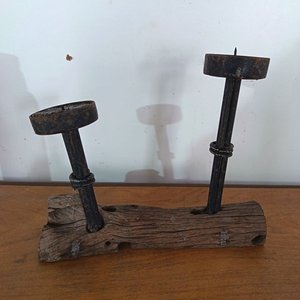 Lote siguiente: Candelabro Rústico de Madera y Metal con Dos Portavelas