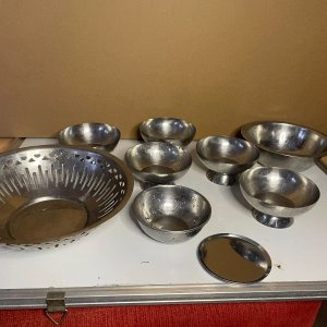 Lote de Vajilla Metálica Vintage: Recipiente Calado, Bol, 6 Compoteras y Tapa - imagen 3