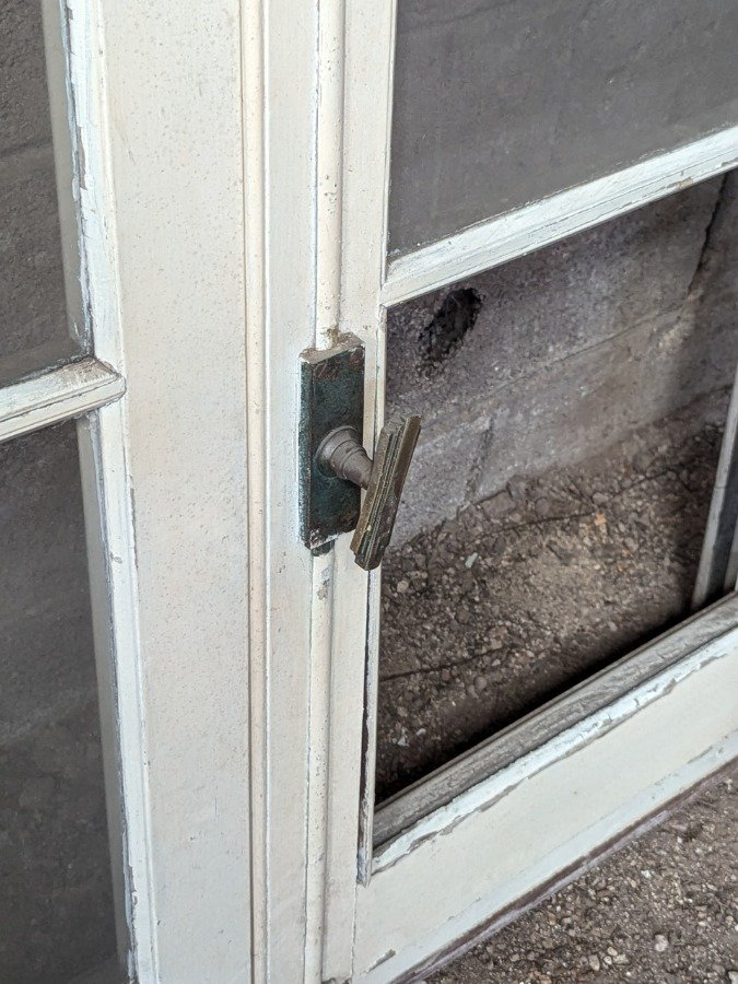 Ventana antigua con marco de madera y soporte para persiana - imagen 5