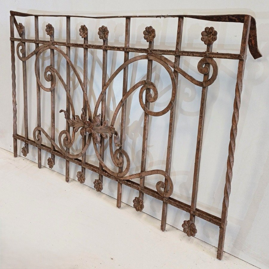 Lote siguiente: Puerta de hierro antigua con diseño ornamentado