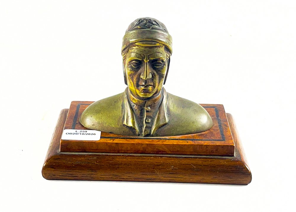 Busto en Bronce sobre Base de Madera