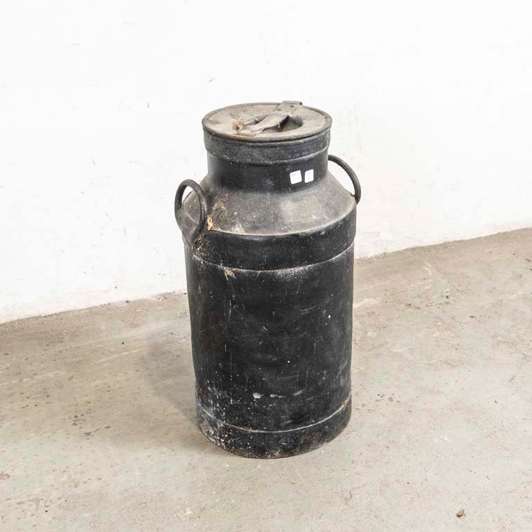 Lote siguiente: Tarro lechero de metal pintado en negro