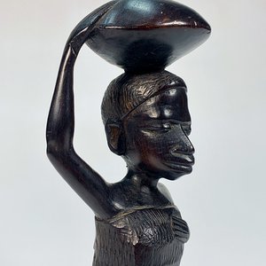 Talla Africana en Madera de Dama con Recipiente en la Cabeza - 21 cm - imagen 2