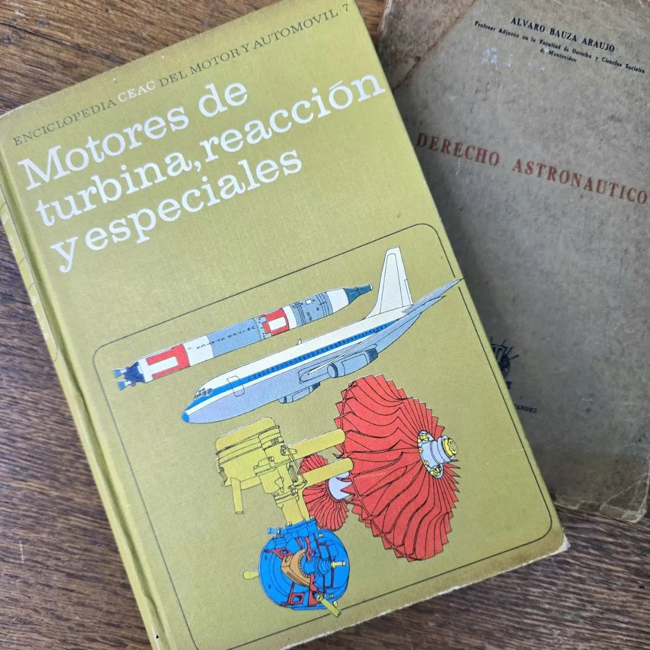 Item lote-53-libros-motores-y-derecho-astronautico - Image 1