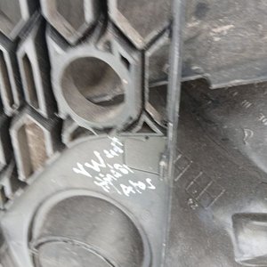 Lote de 32 Piezas de Autopartes: Caretas, Guardabarros y Más - imagen 7
