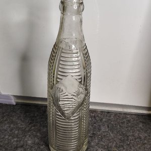 Botella Antigua de Vidrio Labrado con Número 28 - imagen 3