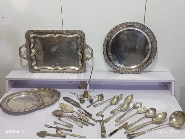 Lote de 29 Piezas de Metal Plateado: Bandejas y Cubiertos de Servir con Bordes Labrados - imagen 1