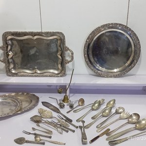 Lote de 29 Piezas de Metal Plateado: Bandejas y Cubiertos de Servir con Bordes Labrados - imagen 1