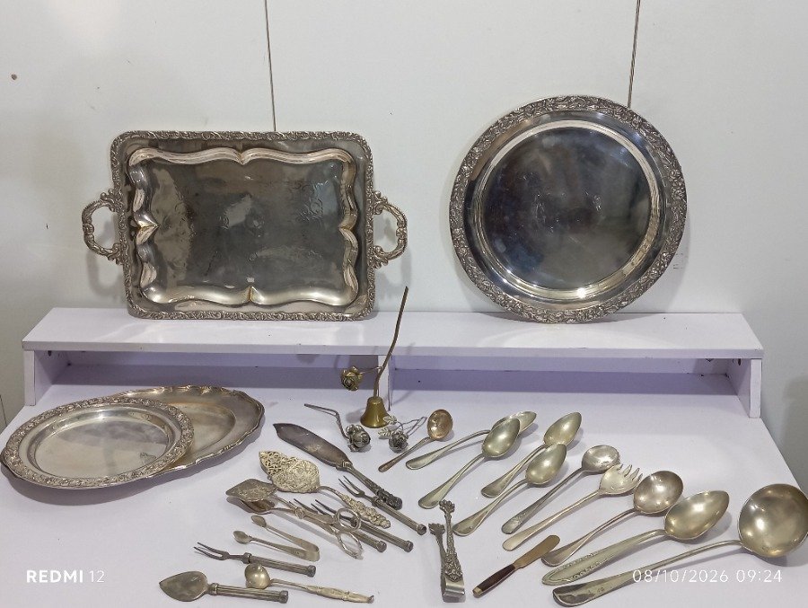 Lote de 29 Piezas de Metal Plateado: Bandejas y Cubiertos de Servir con Bordes Labrados