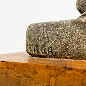 Escultura Dama Inclinada en Yeso Gris sobre Base de Madera - imagen 3