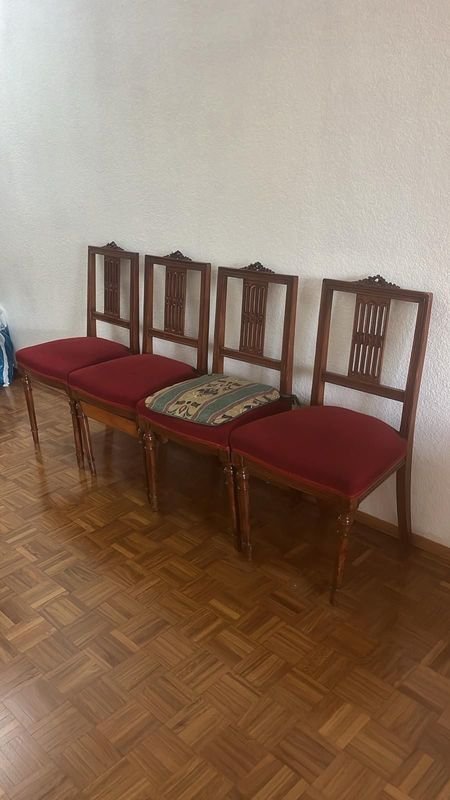 Lote anterior: Sillas antiguas de madera con asientos tapizados