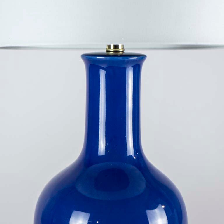 Lámpara de mesa cerámica azul con base dorada - imagen 2
