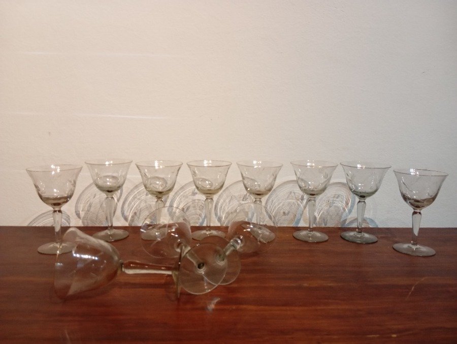 Colección de copas de vino claras con detalles decorativos - imagen 3